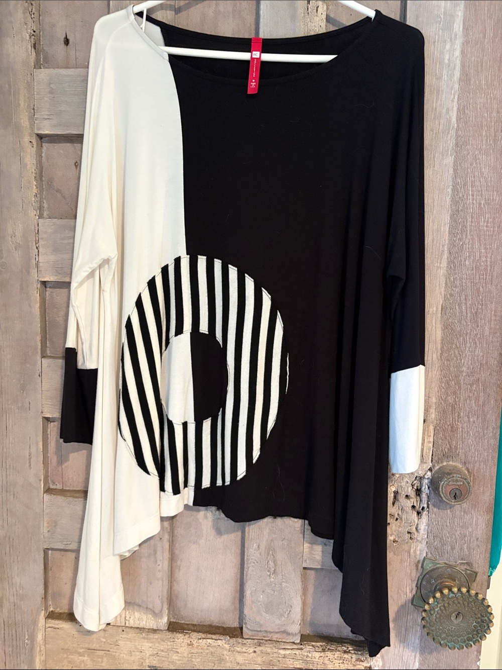 IC COLLECTION Black Top with Red Label Detail size m